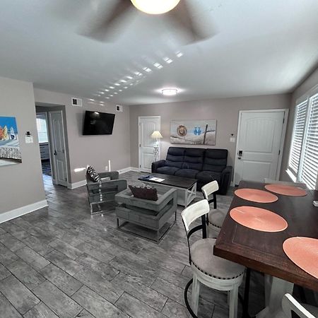 Beach Block Parking Modern Decor Porch ブリゲンティーン エクステリア 写真