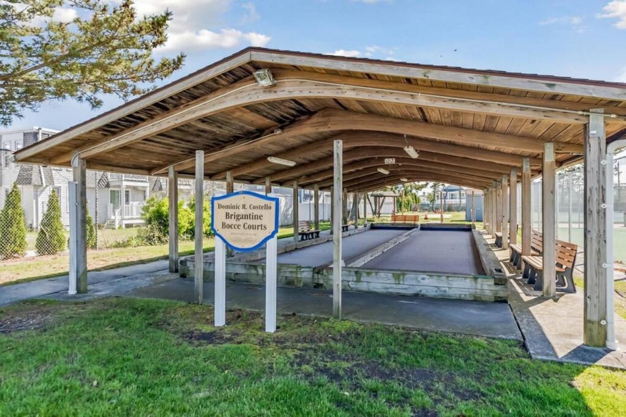 Beach Block Parking Modern Decor Porch ブリゲンティーン エクステリア 写真