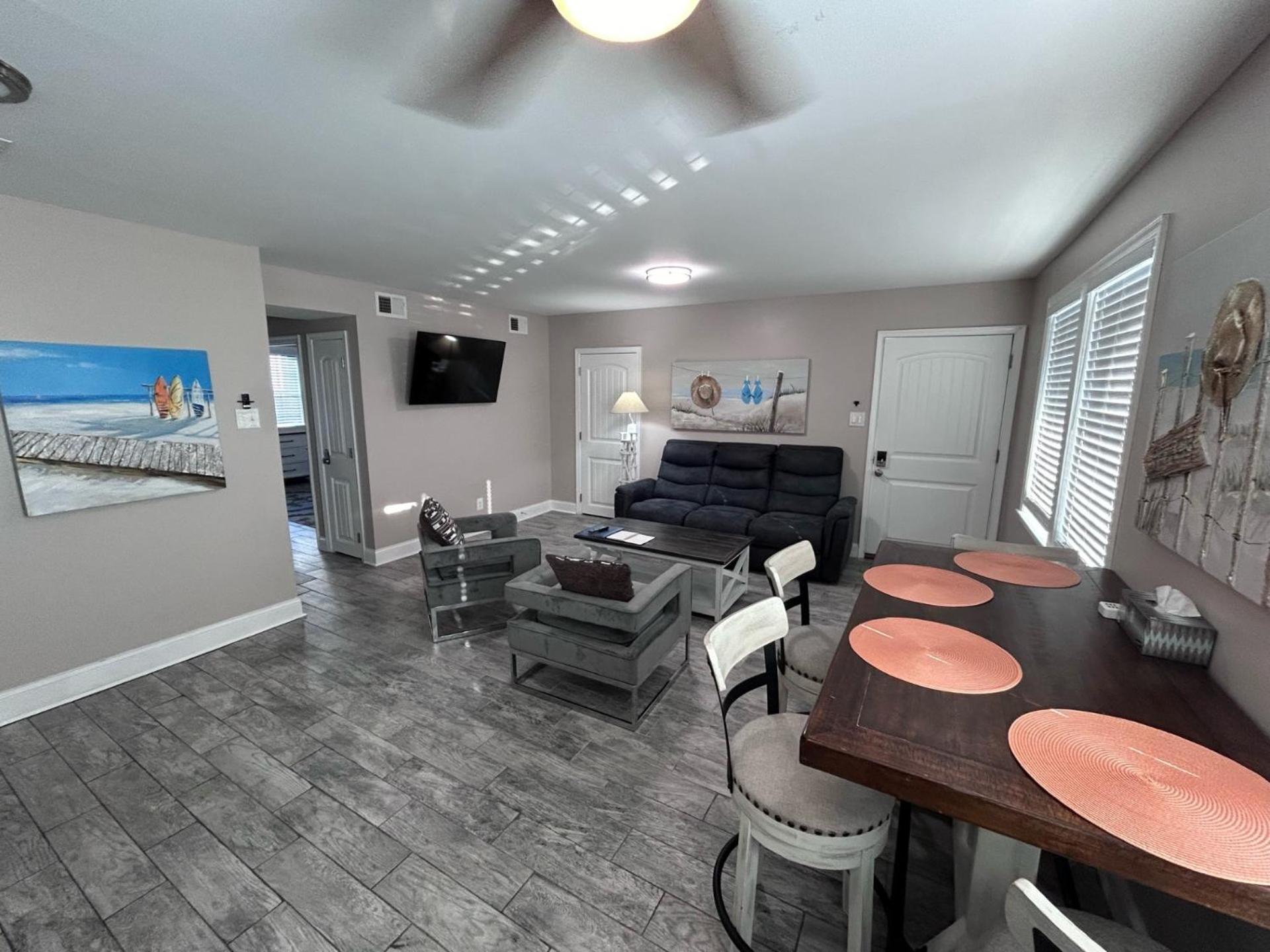 Beach Block Parking Modern Decor Porch ブリゲンティーン エクステリア 写真