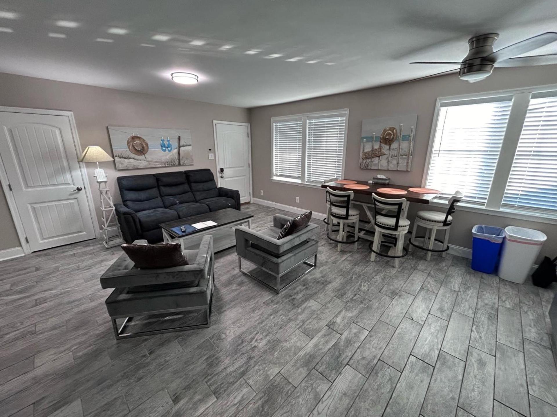 Beach Block Parking Modern Decor Porch ブリゲンティーン エクステリア 写真