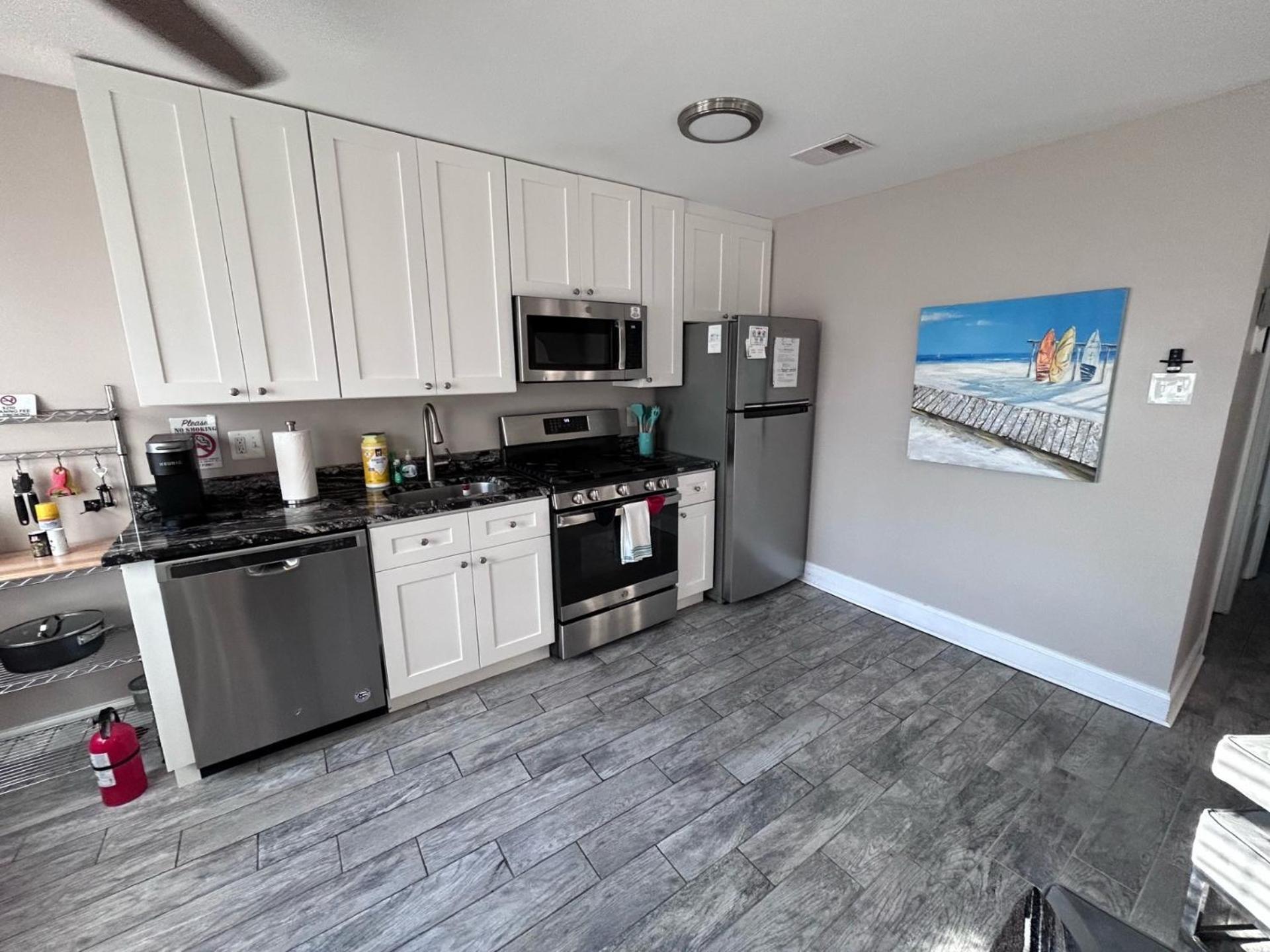 Beach Block Parking Modern Decor Porch ブリゲンティーン エクステリア 写真