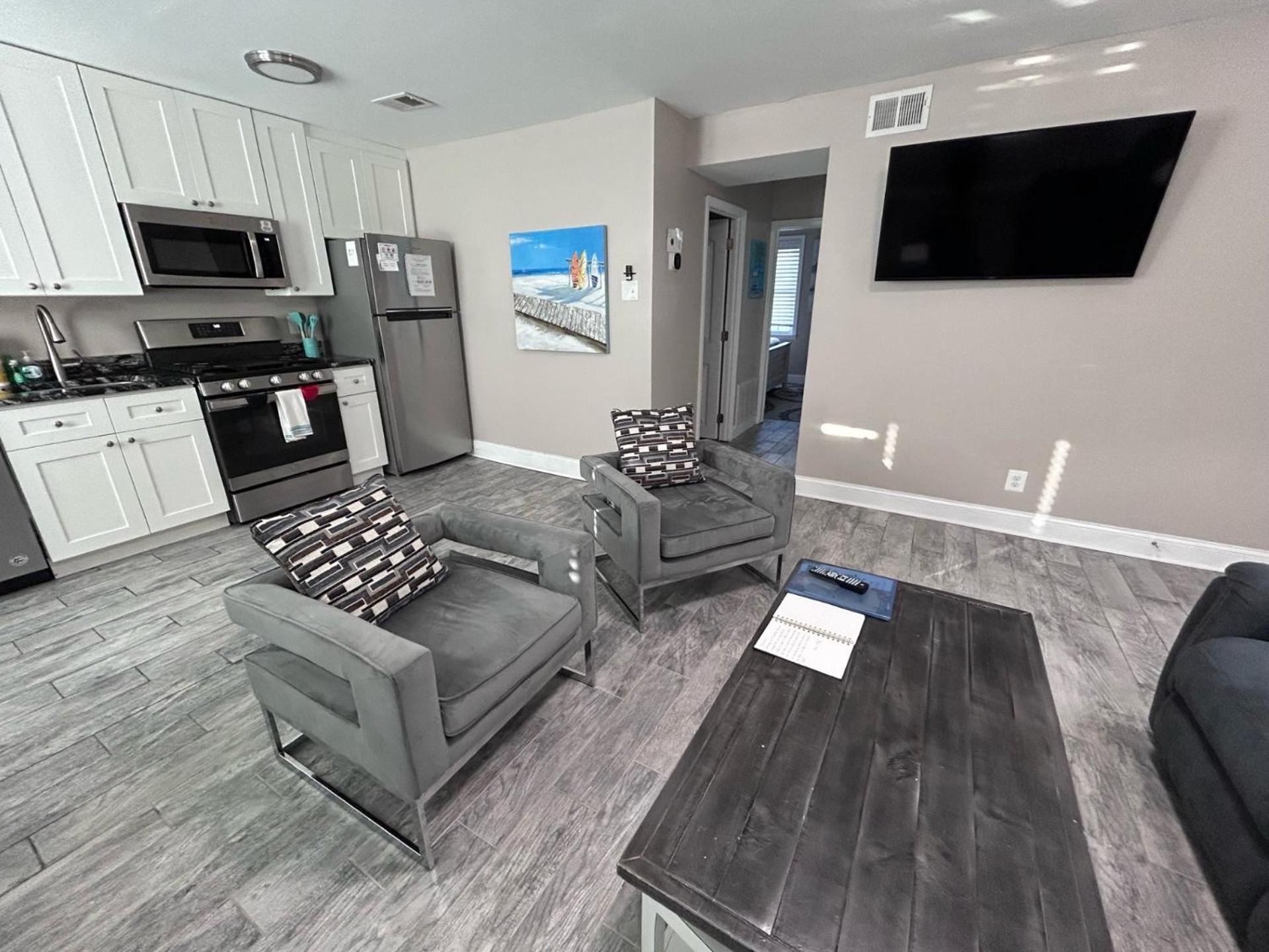 Beach Block Parking Modern Decor Porch ブリゲンティーン エクステリア 写真