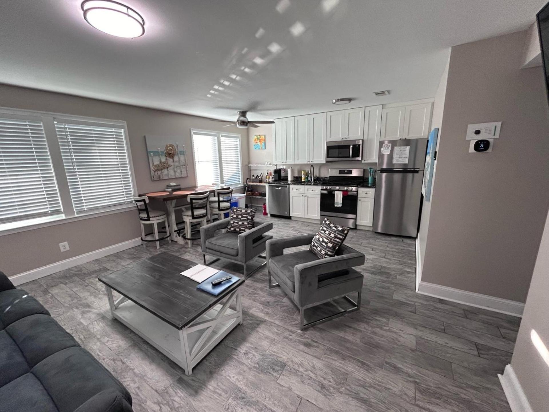 Beach Block Parking Modern Decor Porch ブリゲンティーン エクステリア 写真
