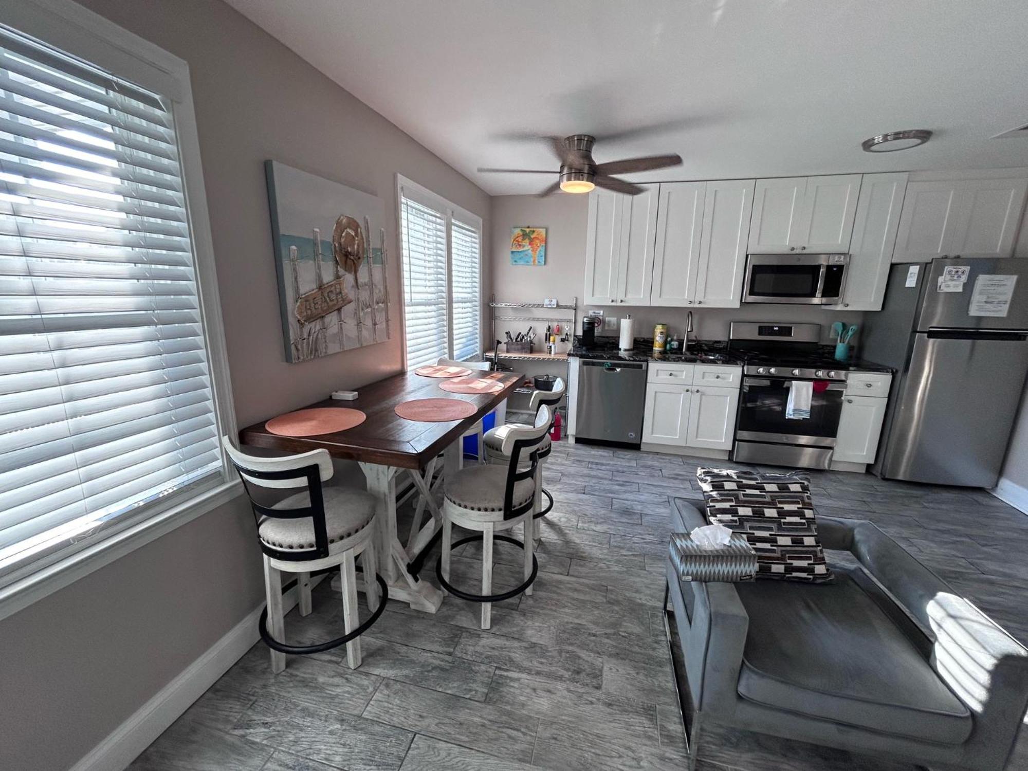 Beach Block Parking Modern Decor Porch ブリゲンティーン エクステリア 写真