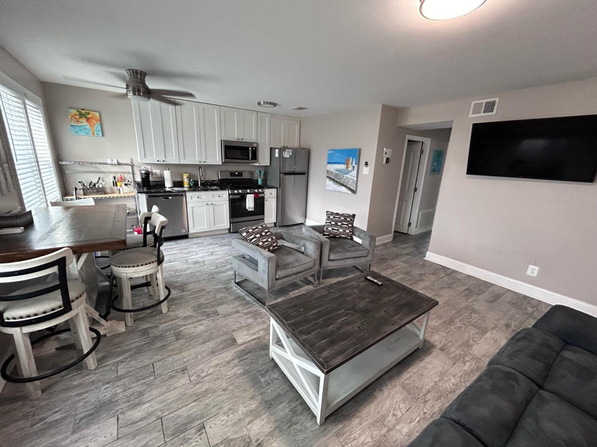 Beach Block Parking Modern Decor Porch ブリゲンティーン エクステリア 写真