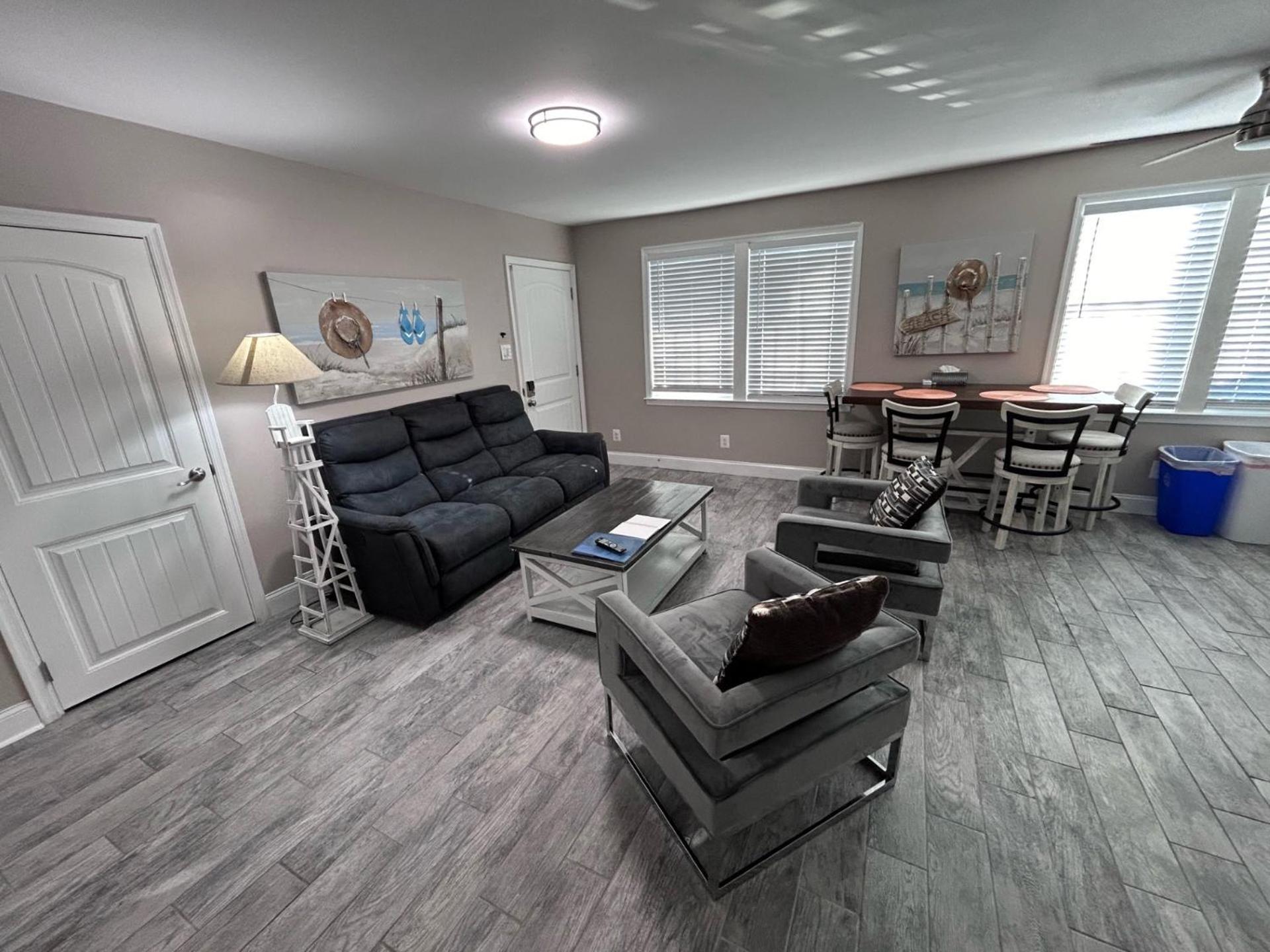 Beach Block Parking Modern Decor Porch ブリゲンティーン エクステリア 写真
