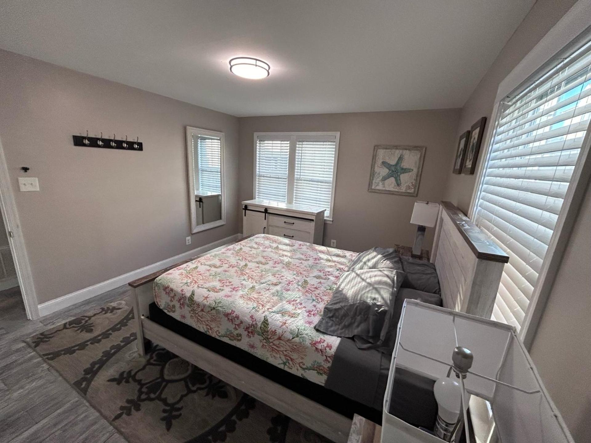 Beach Block Parking Modern Decor Porch ブリゲンティーン エクステリア 写真